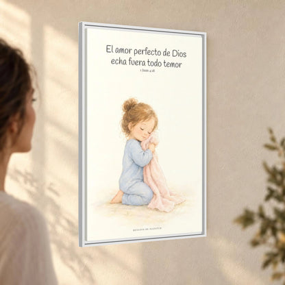 El amor perfecto de Dios echa fuera el temor — Lienzo Cristiano Enmarcado | 1 Juan 4:18 — 24×36 pulgadas, marco blanco, vista angular ambiental del marco flotante, escala física calibrada