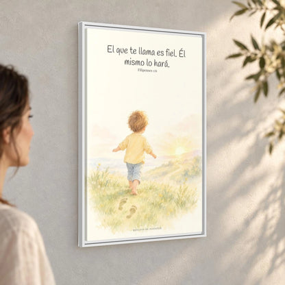 Fiel es el que os llama, el cual también lo hará — Lienzo Cristiano Enmarcado | Filipenses 1:6 — 24×36 pulgadas, marco blanco, vista angular ambiental del marco flotante, escala física calibrada