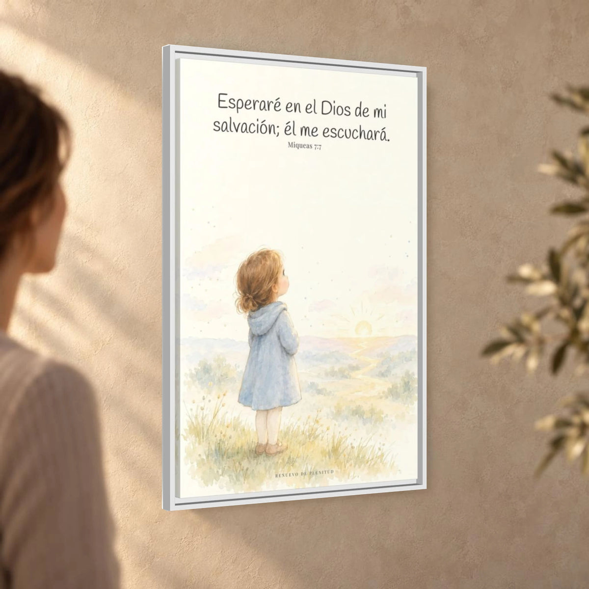 Esperaré en el Dios de mi salvación — Lienzo Cristiano Enmarcado | Miqueas 7:7 — 24×36 pulgadas, marco blanco, vista angular ambiental del marco flotante, escala física calibrada