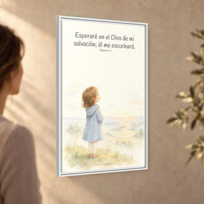Esperaré en el Dios de mi salvación — Lienzo Cristiano Enmarcado | Miqueas 7:7 — 24×36 pulgadas, marco blanco, vista angular ambiental del marco flotante, escala física calibrada