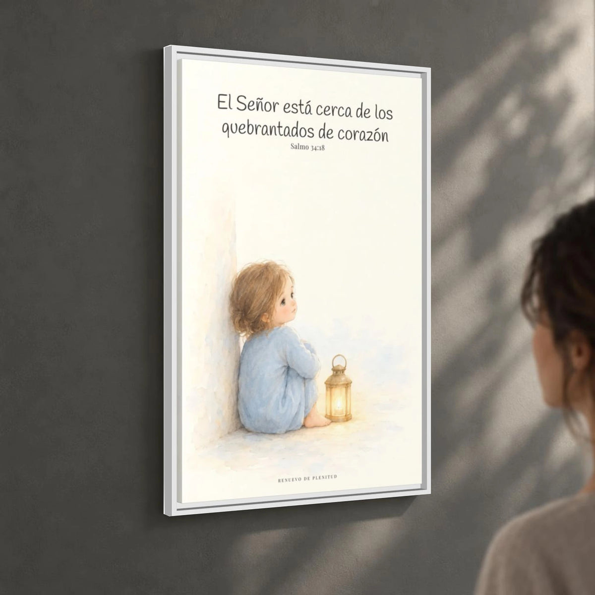 Jehová está cerca de los quebrantados de corazón — Lienzo Cristiano Enmarcado | Salmo 34:18 — 24×36 pulgadas, marco blanco, vista angular ambiental del marco flotante, escala física calibrada