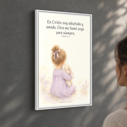 Soy hija amada de Dios en Cristo — Lienzo Cristiano Enmarcado | Efesios 1:4-5 — 24×36 pulgadas, marco blanco, vista angular ambiental del marco flotante, escala física calibrada
