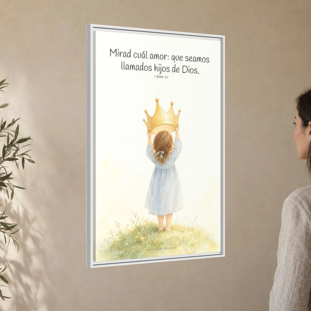 Soy hija amada de Dios — Lienzo Cristiano Enmarcado | 1 Juan 3:1 — 24×36 pulgadas, marco blanco, vista angular ambiental del marco flotante, escala física calibrada