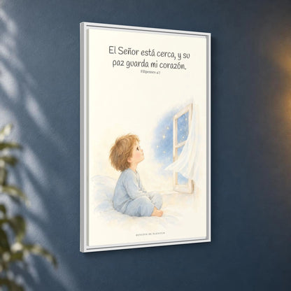 El Señor está cerca de mí | Lienzo bíblico para el hogar | Filipenses 4:7 — 24×36 pulgadas, marco blanco, vista angular ambiental del marco flotante, escala física calibrada