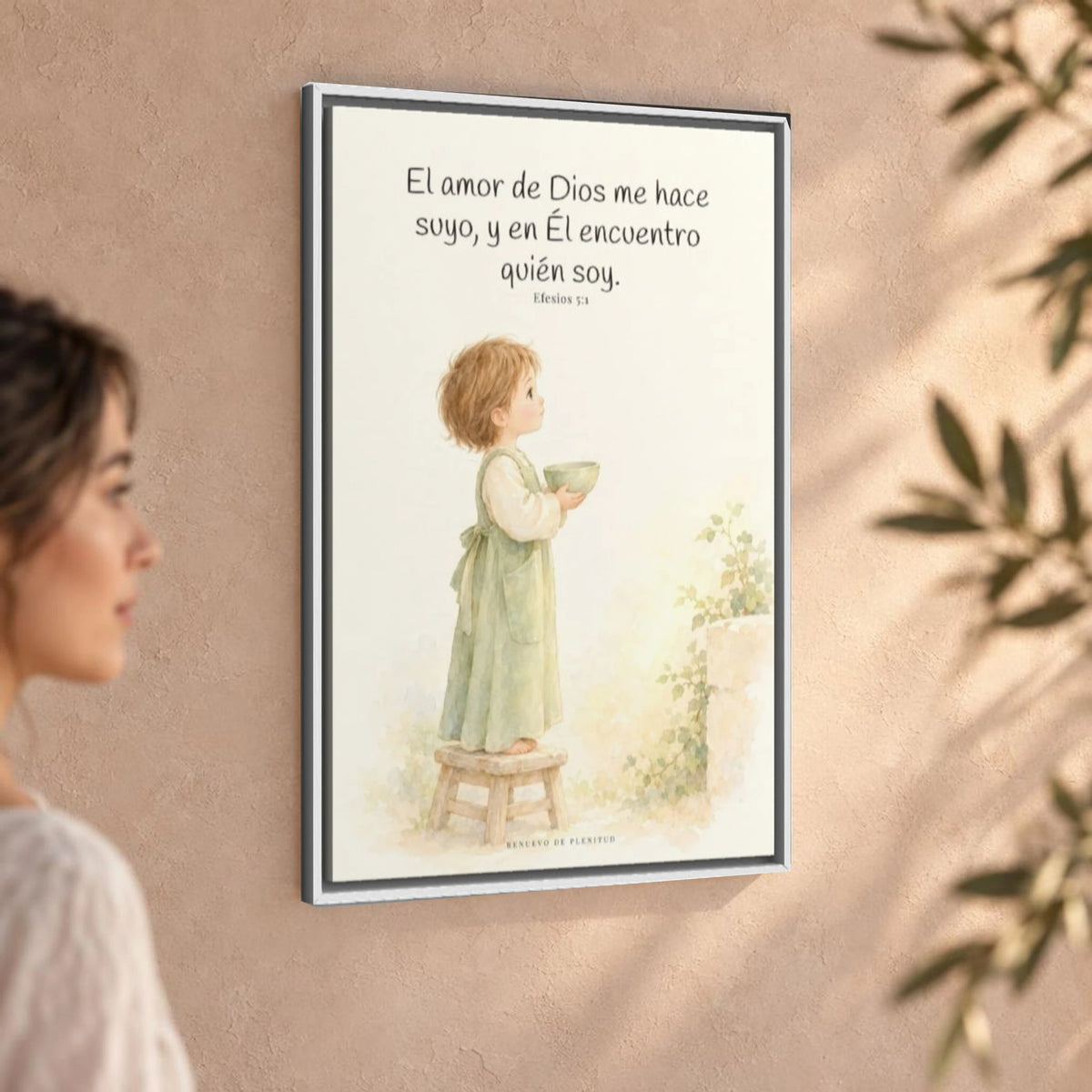 El amor de Dios me hace suyo | Cuadro de fe enmarcado | Efesios 5:1 — 24×36 pulgadas, marco blanco, vista angular ambiental del marco flotante, escala física calibrada