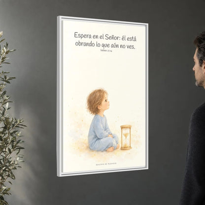 Espera en Jehová, y él te sostendrá — Lienzo Cristiano Enmarcado | Salmo 27:14 — 24×36 pulgadas, marco blanco, vista angular ambiental del marco flotante, escala física calibrada