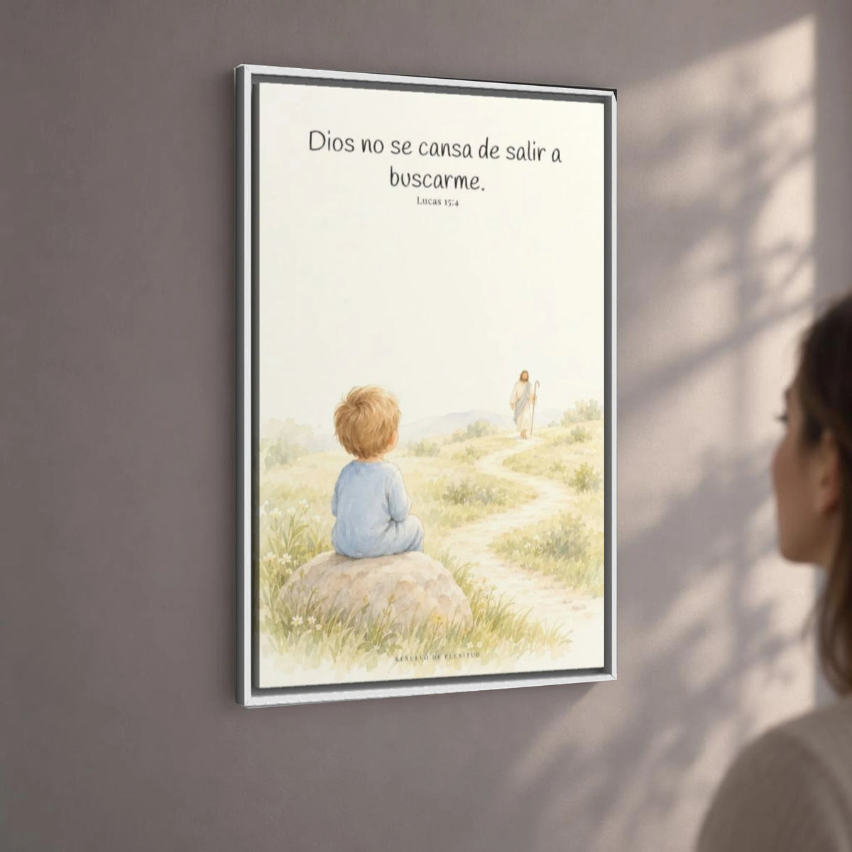 Dios no se cansa de buscarme | Lienzo de fe para el hogar | Lucas 15:4 — 24×36 pulgadas, marco blanco, vista angular ambiental del marco flotante, escala física calibrada