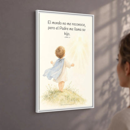El Padre me conoce y aún así me llama suyo | Decoración de fe para pared | 1 Juan 3:1 — 24×36 pulgadas, marco blanco, vista angular ambiental del marco flotante, escala física calibrada