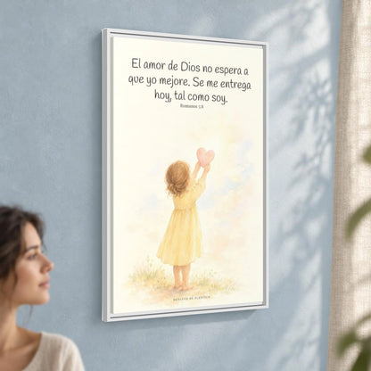 Dios demuestra su amor para conmigo — Lienzo Cristiano Enmarcado | Romanos 5:8 — 24×36 pulgadas, marco blanco, vista angular ambiental del marco flotante, escala física calibrada