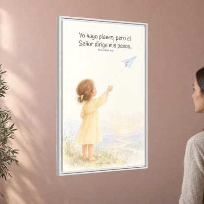 Jehová dirige mis pasos — Lienzo Cristiano Enmarcado | Proverbios 16:9 — 24×36 pulgadas, marco blanco, vista angular ambiental del marco flotante, escala física calibrada