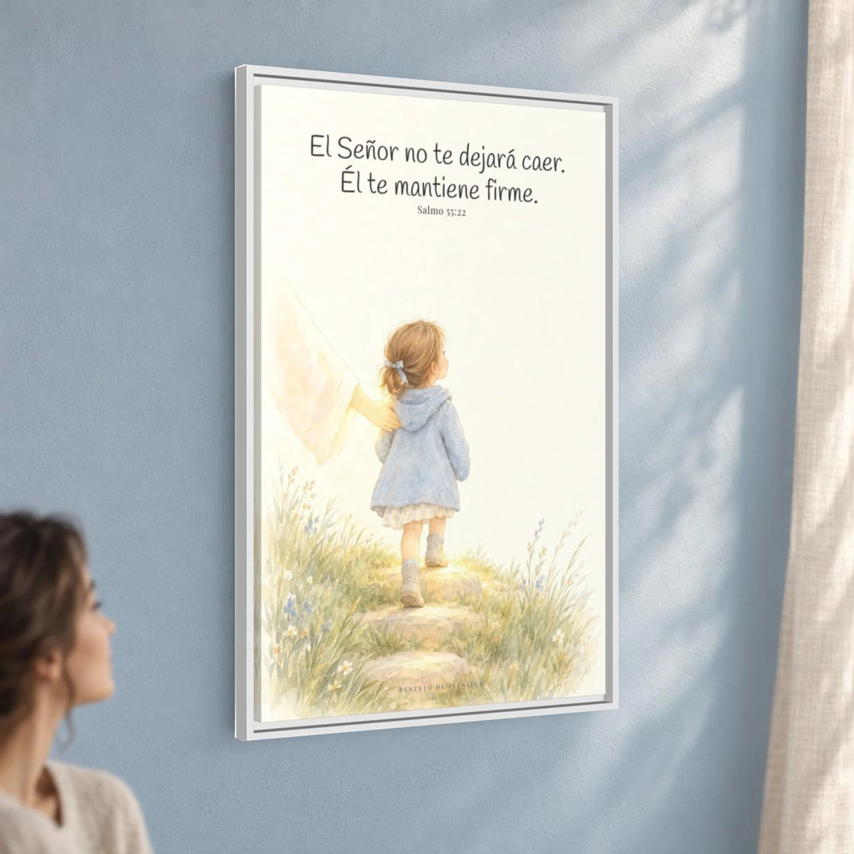 El Señor no te dejará caer — Lienzo Cristiano Enmarcado | Salmo 55:22 — 24×36 pulgadas, marco blanco, vista angular ambiental del marco flotante, escala física calibrada