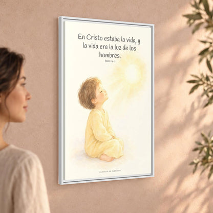 En Cristo está la vida que ilumina a todos | Cuadro de fe enmarcado | Juan 1:4-5 — 24×36 pulgadas, marco blanco, vista angular ambiental del marco flotante, escala física calibrada