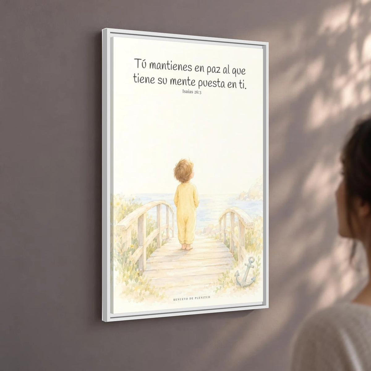 El Señor me sostiene en pensamiento firme — Lienzo Cristiano Enmarcado | Isaías 26:3 — 24×36 pulgadas, marco blanco, vista angular ambiental del marco flotante, escala física calibrada