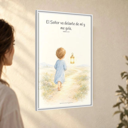 El Señor va delante de mí — Lienzo Cristiano Enmarcado | Salmo 27:1 — 24×36 pulgadas, marco blanco, vista angular ambiental del marco flotante, escala física calibrada