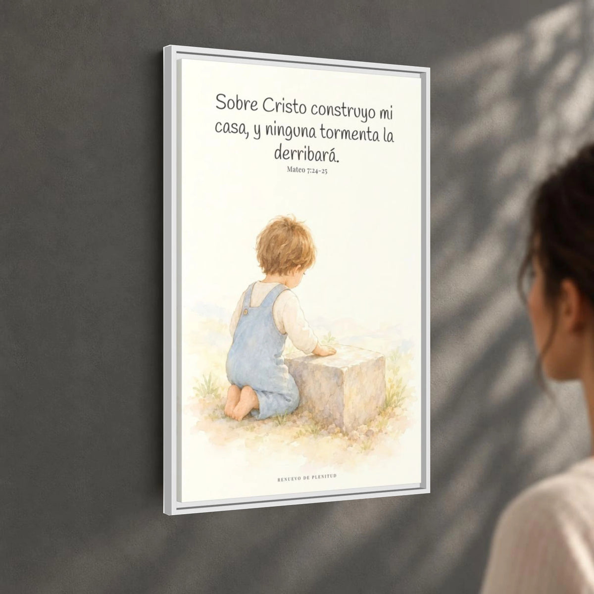 Sobre Cristo construyo mi casa — Lienzo Cristiano Enmarcado | Mateo 7:24-25 — 24×36 pulgadas, marco blanco, vista angular ambiental del marco flotante, escala física calibrada