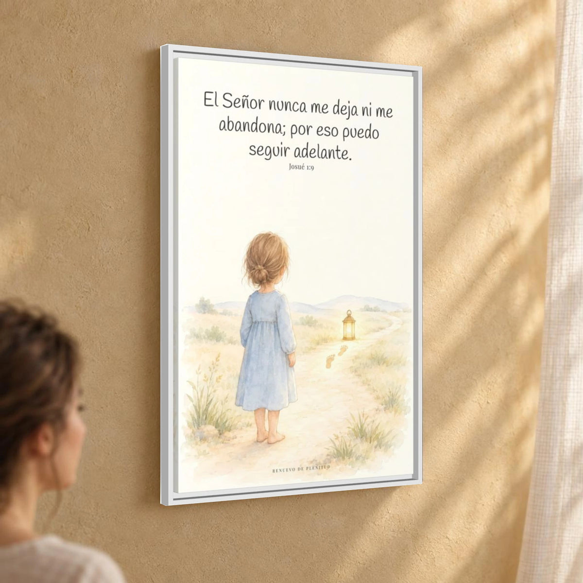 El Señor no me deja ni me abandona — Lienzo Cristiano Enmarcado | Josué 1:9 — 24×36 pulgadas, marco blanco, vista angular ambiental del marco flotante, escala física calibrada
