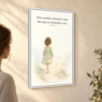 Dios camina conmigo lo que no puedo ver | Lienzo bíblico para el hogar | 2 Corintios 5:7 — 24×36 pulgadas, marco blanco, vista angular ambiental del marco flotante, escala física calibrada