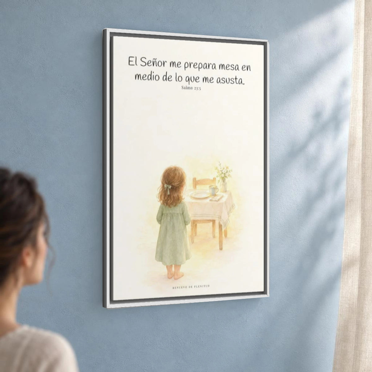 En mesa servida delante de mis angustias | Lienzo bíblico para el hogar | Salmo 23:5 — 24×36 pulgadas, marco blanco, vista angular ambiental del marco flotante, escala física calibrada