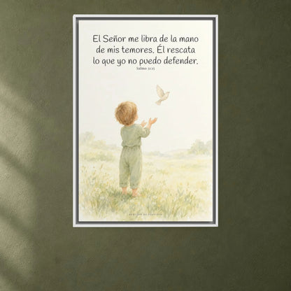 El Señor me libra de la mano de mis temores | Lienzo bíblico para el hogar | Salmo 31:15 — 24×36 pulgadas, marco blanco, vista frontal ambiental, escala física calibrada