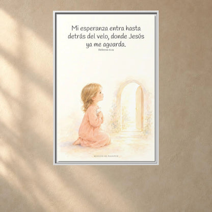 Mi esperanza entra hasta detrás del velo — Lienzo Cristiano Enmarcado | Hebreos 6:19 — 24×36 pulgadas, marco blanco, vista frontal ambiental, escala física calibrada