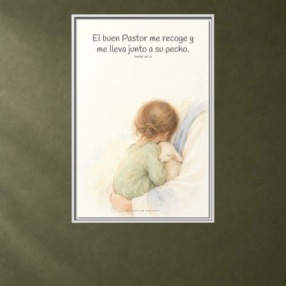 El buen Pastor me lleva junto a su corazón — Lienzo Cristiano Enmarcado | Isaías 40:11 — 24×36 pulgadas, marco blanco, vista frontal ambiental, escala física calibrada