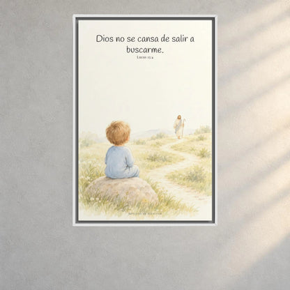 Dios no se cansa de buscarme | Lienzo de fe para el hogar | Lucas 15:4 — 24×36 pulgadas, marco blanco, vista frontal ambiental, escala física calibrada