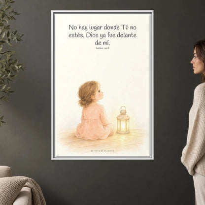 Si en las tinieblas me acuesto, allí estás Tú — Lienzo Cristiano Enmarcado | Salmo 139:8 — 24×36 pulgadas, marco blanco, vista frontal ambiental, escala física calibrada