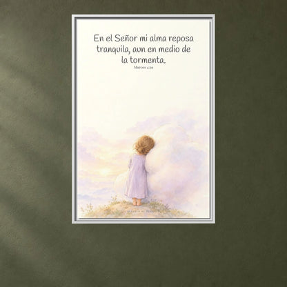 En el Señor mi alma reposa tranquila | Lienzo de fe para el hogar | Marcos 4:39 — 24×36 pulgadas, marco blanco, vista frontal ambiental, escala física calibrada