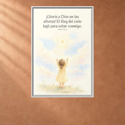 Gloria a Dios en las alturas — Lienzo Cristiano Enmarcado | Lucas 2:13-14 — 24×36 pulgadas, marco blanco, vista frontal ambiental, escala física calibrada
