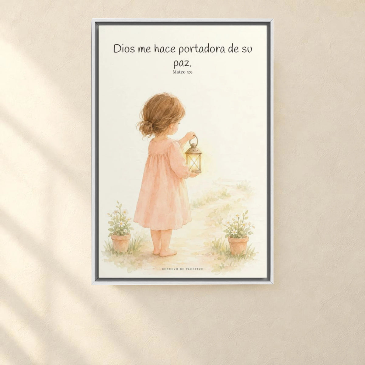 Dios me hace portadora de su paz | Lienzo bíblico para el hogar | Mateo 5:9 — 24×36 pulgadas, marco blanco, vista frontal ambiental, escala física calibrada