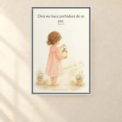 Dios me hace portadora de su paz | Lienzo bíblico para el hogar | Mateo 5:9 — 24×36 pulgadas, marco blanco, vista frontal ambiental, escala física calibrada