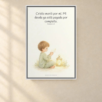 Cristo pagó lo que yo no podía pagar | Cuadro de fe enmarcado | Romanos 5:8 — 24×36 pulgadas, marco blanco, vista frontal ambiental, escala física calibrada