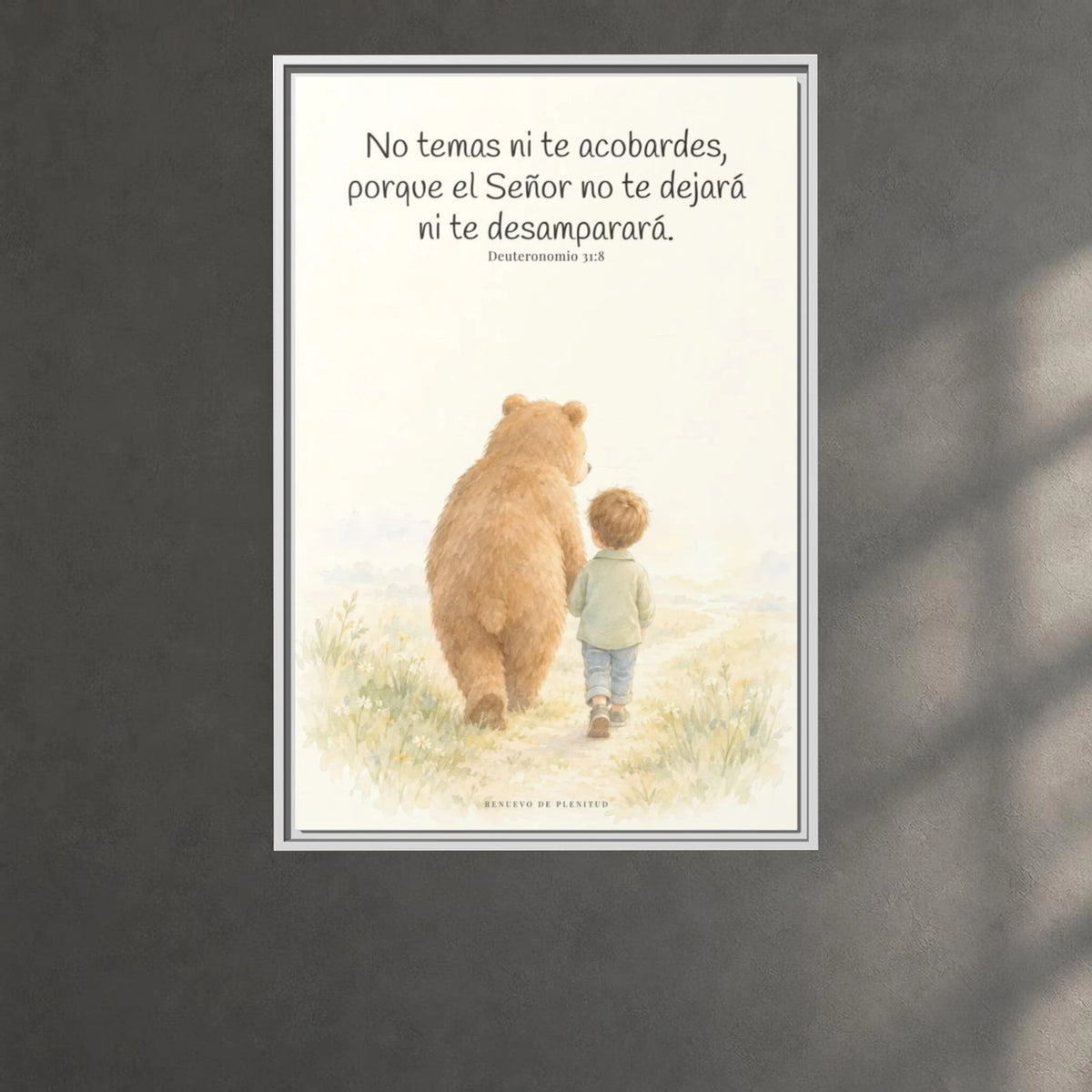 El Señor no te dejará solo — Lienzo Cristiano Enmarcado | Deuteronomio 31:8 — 24×36 pulgadas, marco blanco, vista frontal ambiental, escala física calibrada