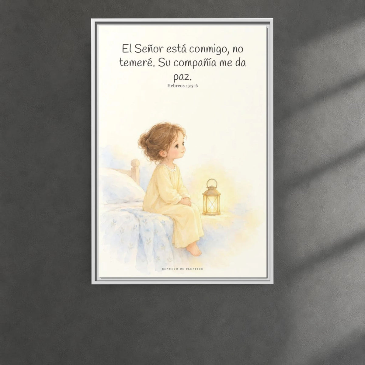 El Señor está conmigo, no temeré — Lienzo Cristiano Enmarcado | Hebreos 13:5-6 — 24×36 pulgadas, marco blanco, vista frontal ambiental, escala física calibrada