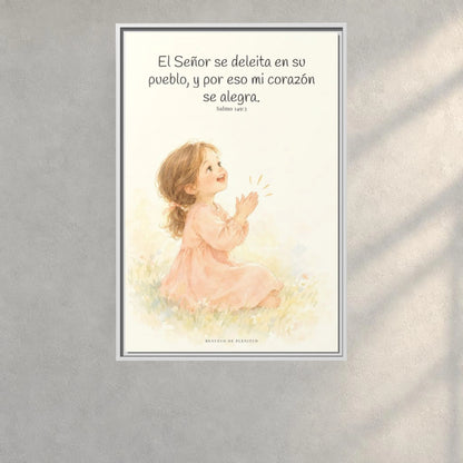 El Señor se deleita en su pueblo — Lienzo Cristiano Enmarcado | Salmo 149:3 — 24×36 pulgadas, marco blanco, vista frontal ambiental, escala física calibrada