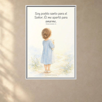 Soy pueblo santo para Jehová tu Dios — Lienzo Cristiano Enmarcado | Deuteronomio 7:6 — 24×36 pulgadas, marco blanco, vista frontal ambiental, escala física calibrada