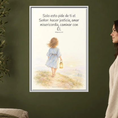 Solo esto pide de ti el Señor — Lienzo Cristiano Enmarcado | Miqueas 6:8 — 24×36 pulgadas, marco blanco, vista frontal ambiental, escala física calibrada