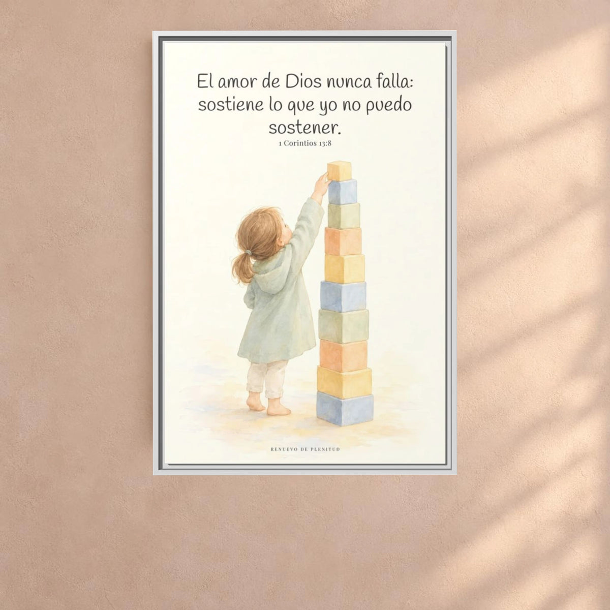 El amor de Dios nunca falla — Lienzo Cristiano Enmarcado | 1 Corintios 13:8 — 24×36 pulgadas, marco blanco, vista frontal ambiental, escala física calibrada