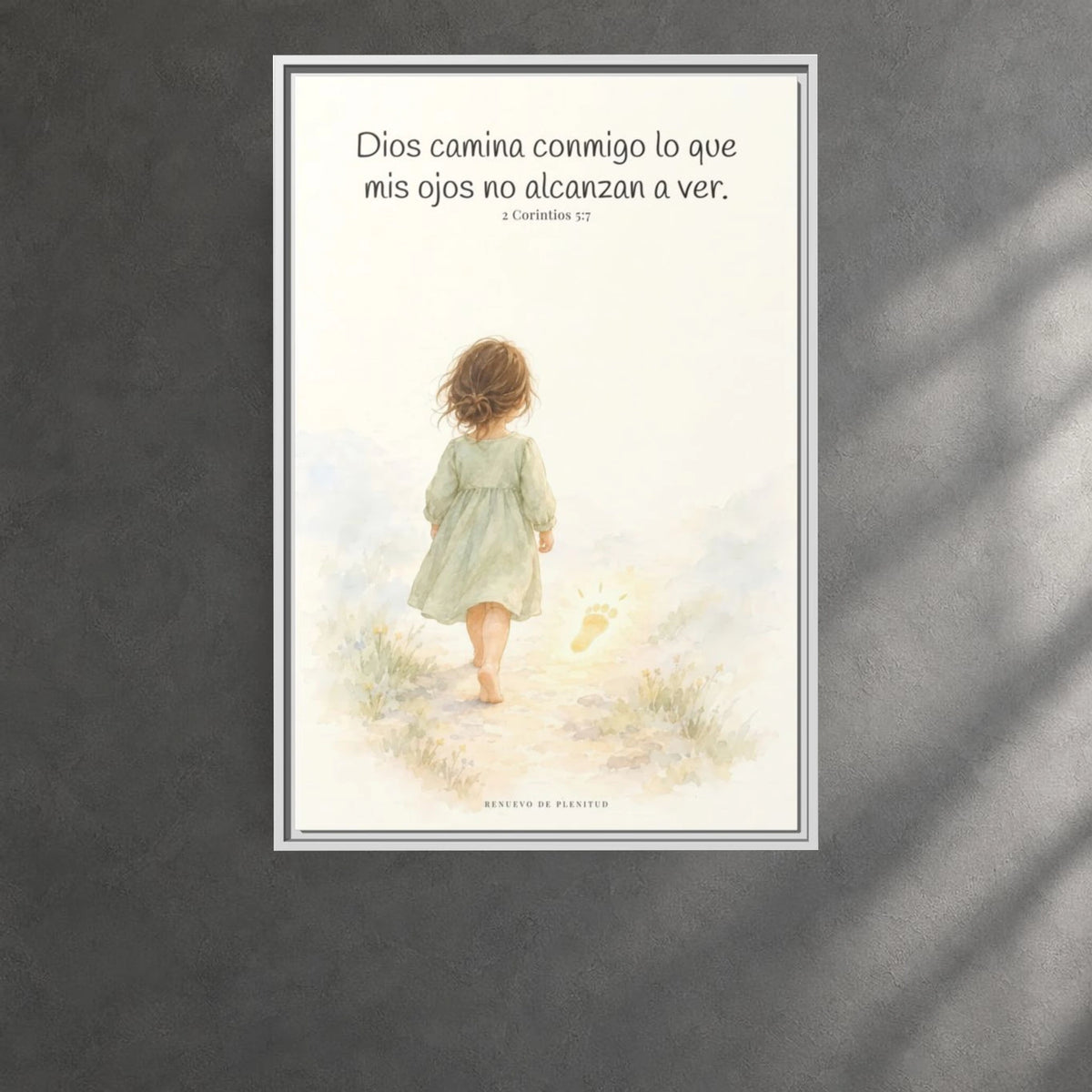Dios camina conmigo lo que no puedo ver | Lienzo bíblico para el hogar | 2 Corintios 5:7 — 24×36 pulgadas, marco blanco, vista frontal ambiental, escala física calibrada
