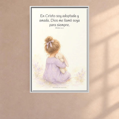 Soy hija amada de Dios en Cristo — Lienzo Cristiano Enmarcado | Efesios 1:4-5 — 24×36 pulgadas, marco blanco, vista frontal ambiental, escala física calibrada