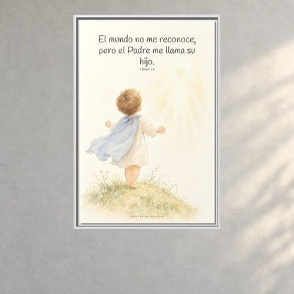 El Padre me conoce y aún así me llama suyo | Decoración de fe para pared | 1 Juan 3:1 — 24×36 pulgadas, marco blanco, vista frontal ambiental, escala física calibrada