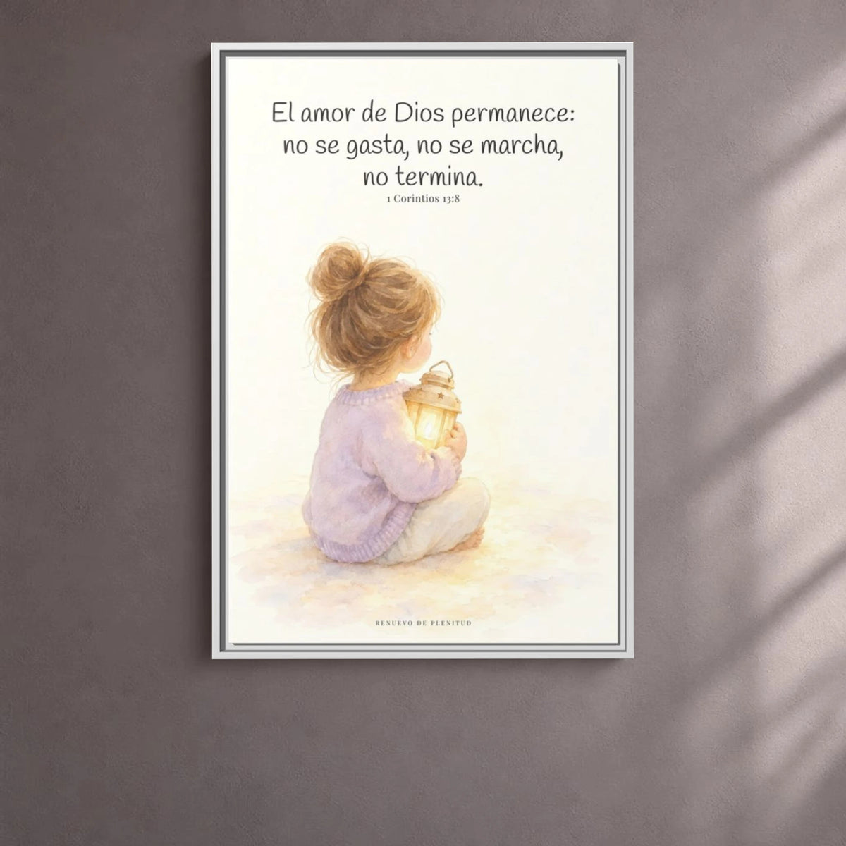El amor de Dios permanece para siempre — Lienzo Cristiano Enmarcado | 1 Corintios 13:8 — 24×36 pulgadas, marco blanco, vista frontal ambiental, escala física calibrada