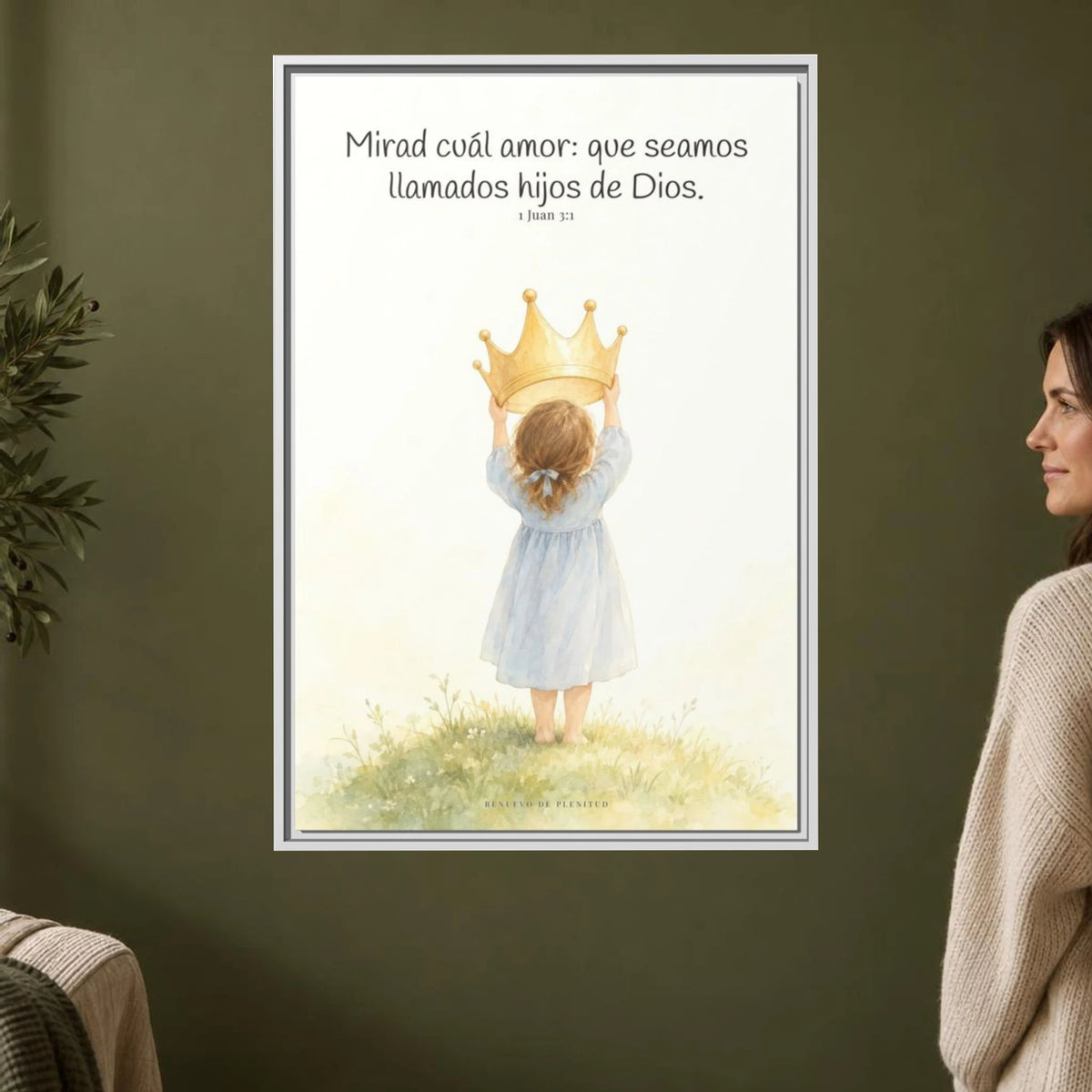 Soy hija amada de Dios — Lienzo Cristiano Enmarcado | 1 Juan 3:1 — 24×36 pulgadas, marco blanco, vista frontal ambiental, escala física calibrada