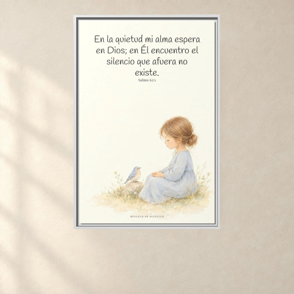 En la quietud, mi alma espera en Dios | Arte de fe en lienzo | Salmo 62:1 — 24×36 pulgadas, marco blanco, vista frontal ambiental, escala física calibrada