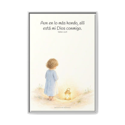 Aun en lo más hondo, allí está Dios — Lienzo Cristiano Enmarcado | Salmo 139:8 — 24×36 pulgadas, marco blanco, vista frontal