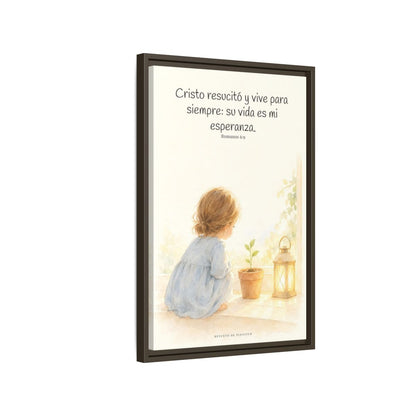 Cristo vive para siempre y nunca más muere — Lienzo Cristiano Enmarcado | Romanos 6:9 — 16×24 pulgadas, marco espresso, vista lateral del marco flotante