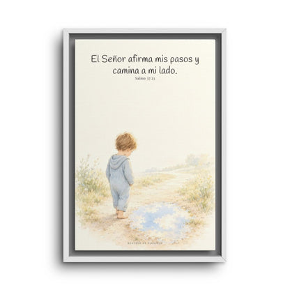 Dios camina a mi lado | Lienzo cristiano decorativo | Salmo 37:23 — 12×18 pulgadas, marco blanco, vista frontal