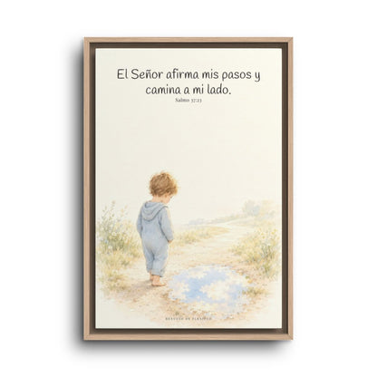 Dios camina a mi lado | Lienzo cristiano decorativo | Salmo 37:23 — 16×24 pulgadas, marco natural, vista frontal