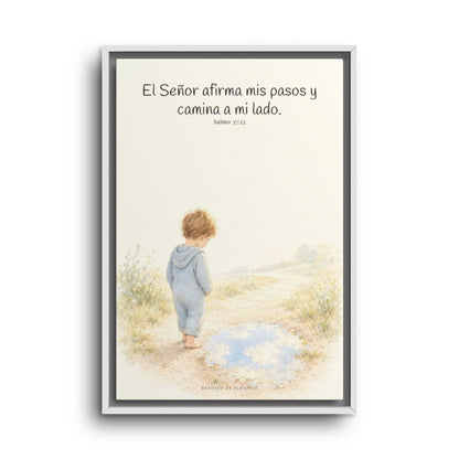 Dios camina a mi lado | Lienzo cristiano decorativo | Salmo 37:23 — 16×24 pulgadas, marco blanco, vista frontal
