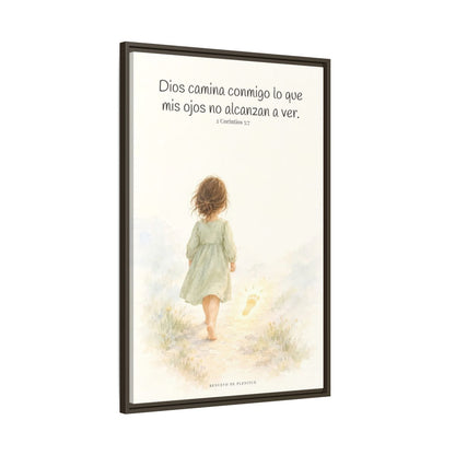 Dios camina conmigo lo que no puedo ver | Lienzo bíblico para el hogar | 2 Corintios 5:7 — 24×36 pulgadas, marco espresso, vista lateral del marco flotante